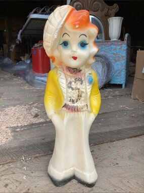 Retro Ceramic Figurine in Yellow and Cream